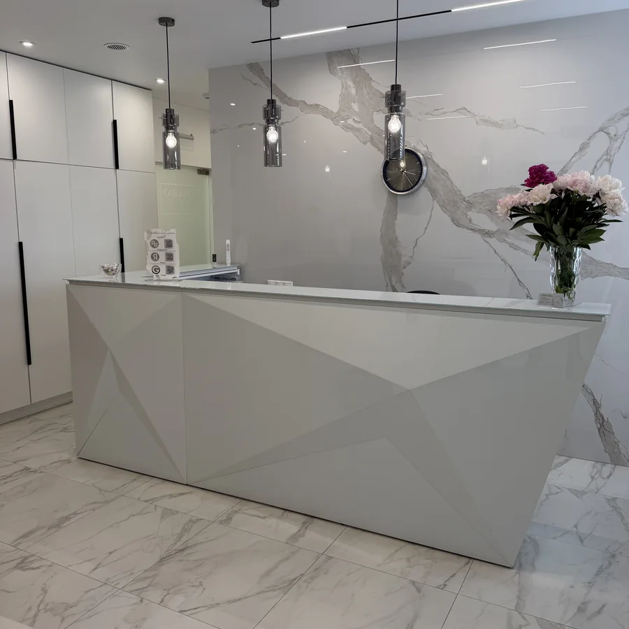 Ресепшн стоматологии «ДантистЪ» — мраморная стойка, Сергиев Посад